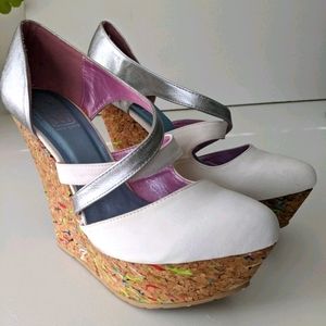 Cork Splash Painted White & Silver Wedges - NWOT